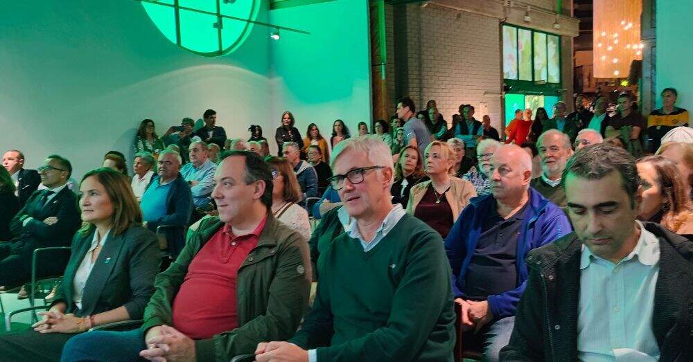 En primera línea, Begoña López, Alejandro Vega, Marcos Niño y Javier Vigil.