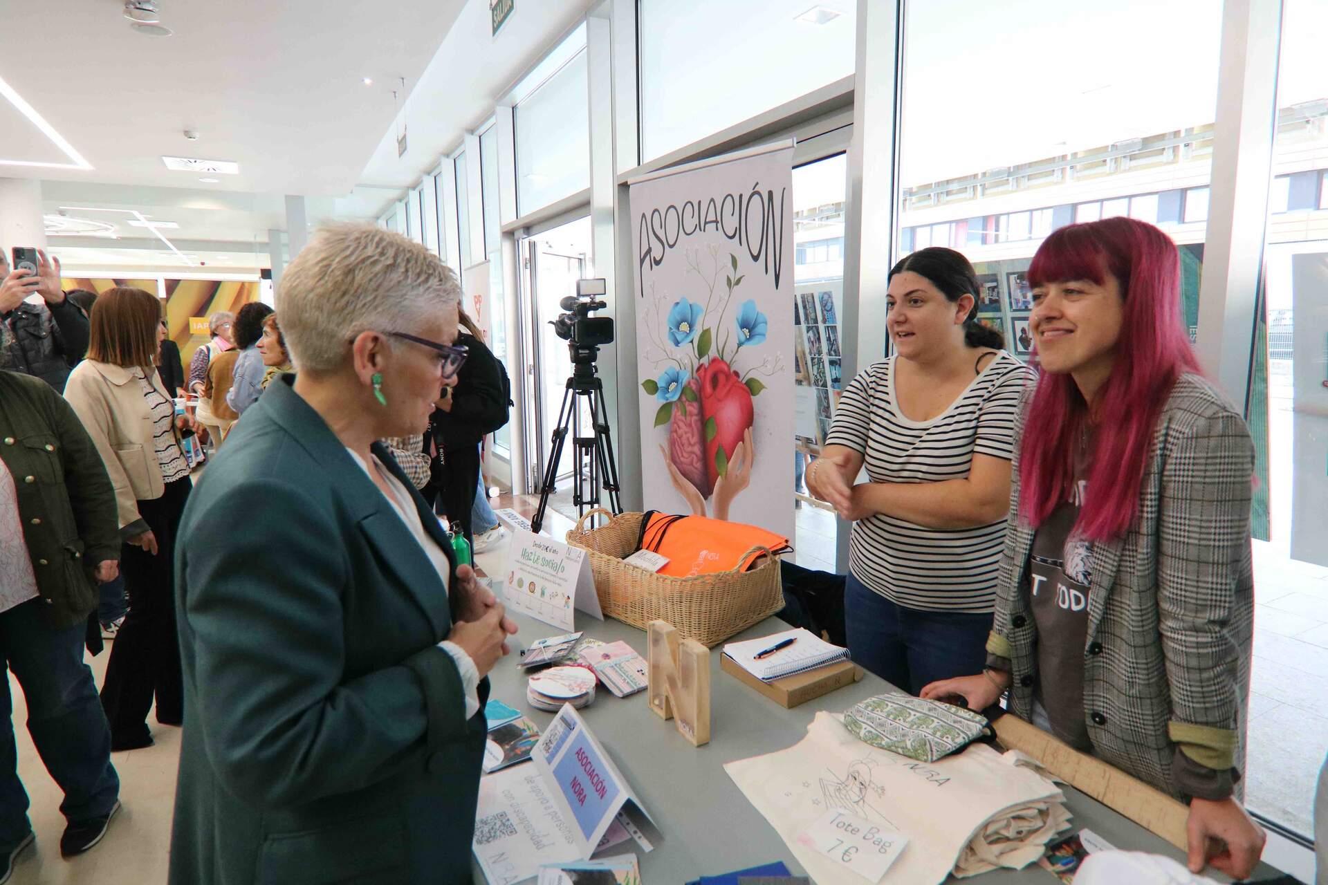 Concepción Saavedra visitando uno de los stands de la Feria de la Salud Mental