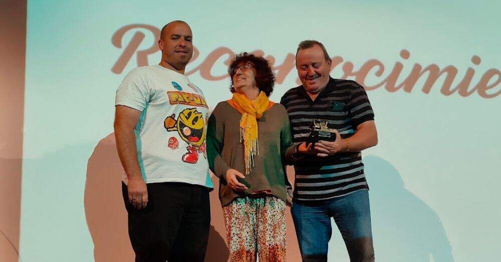 Toral con Dolores y Roberto Díaz, de la Asociación de Vecinos de Rozaes.