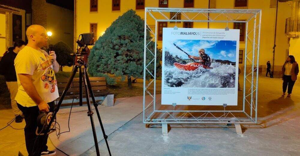 Samuel Rojo en la ola de la Enciena, de Juanjo Alonso.