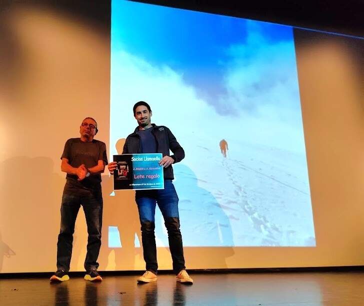 Juan Parrondo entrega el premio a J. Megido por Hacia la recompensa.