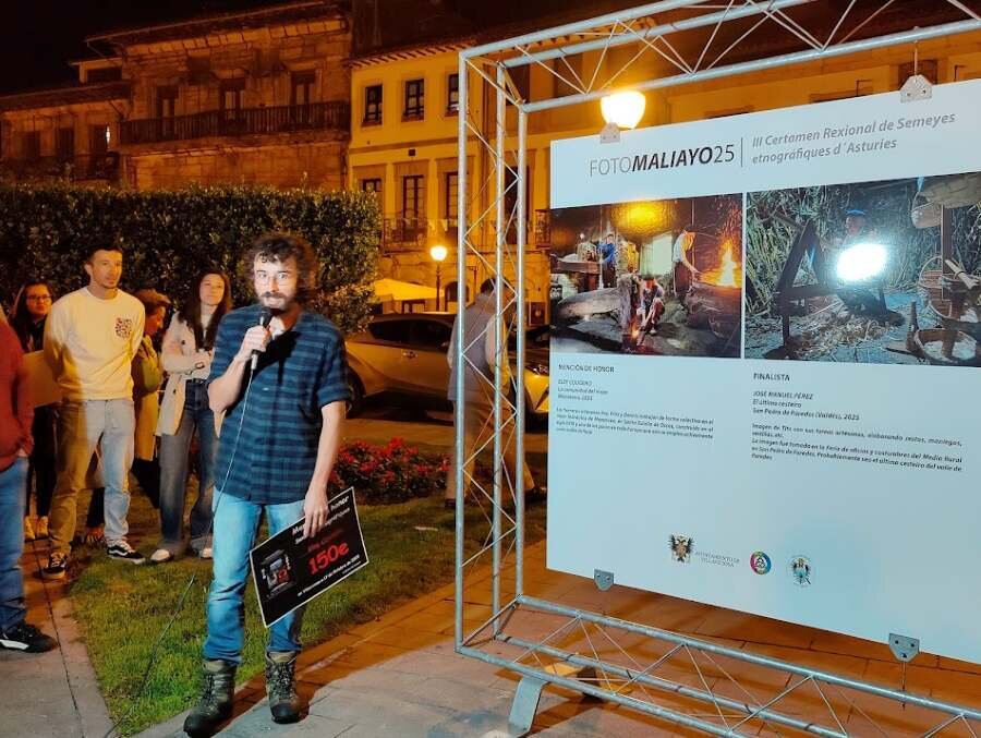 Eloy Couceiro, Mención de honor por La Comunidad del mazo -fotografía situada a la izquierda-..