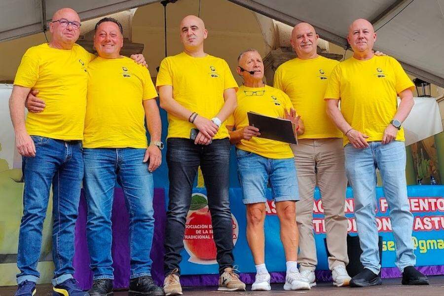 Javier Antuña, presentador del Concurso, junto con el jurado.