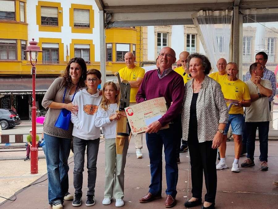 Geli Collada, en representación de la familia Collada, entrega el premio a José Manuel Sánchez