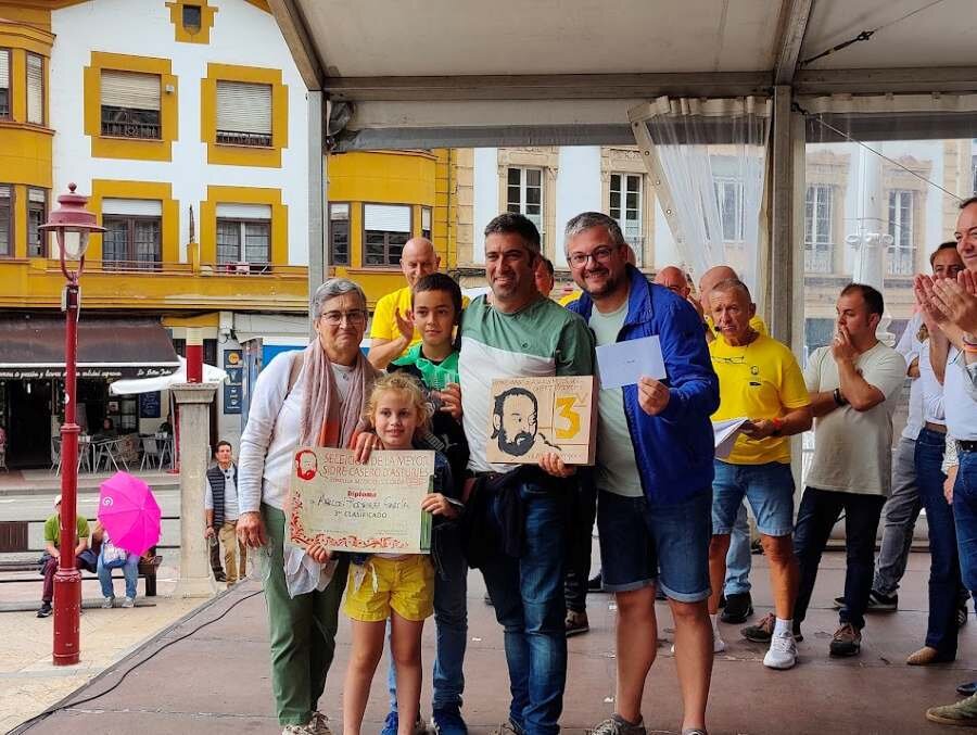 Alejandro Bermúdez, concejal de Salas, entrega el premio a Marcos Rodríguez García.