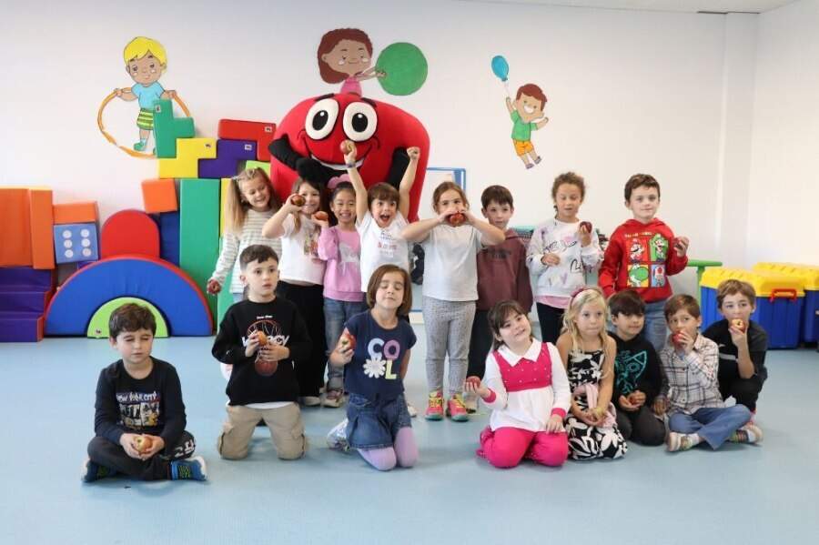 Manzanina visitó a los escolares del Maliayo, San Rafael y Les Mariñes.