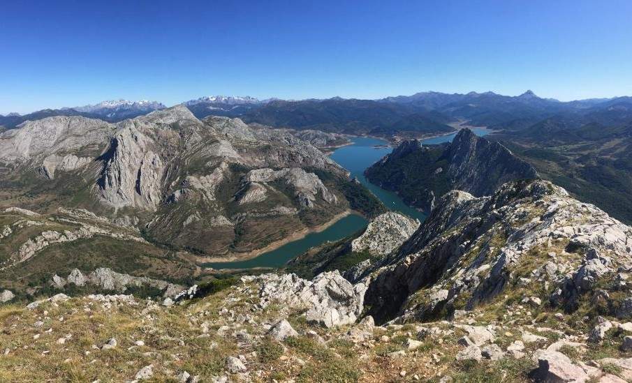 Paisaje de la ruta que harán este domingo con salida desde Las Salas. Foto de Rubén Wanderlust.