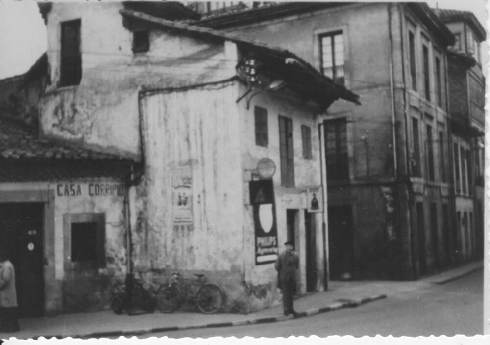 Casa construída sobre la antigua muralla de Villaviciosa. Fotografía de 1960. Fuente Memoria Digital de Asturias.
