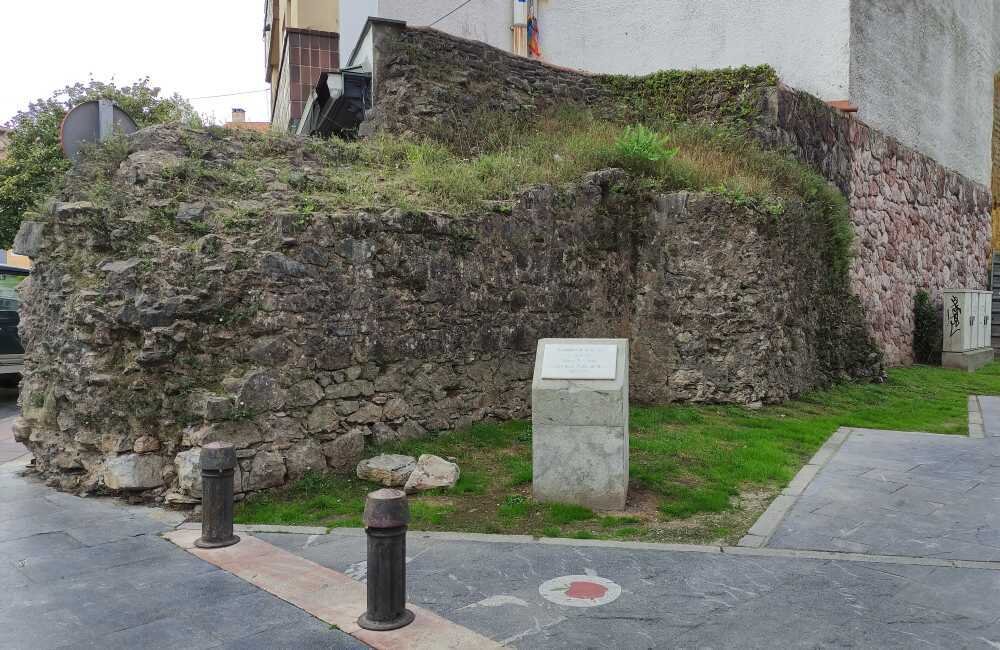 Imagen del estado actual de los restos de la muralla.