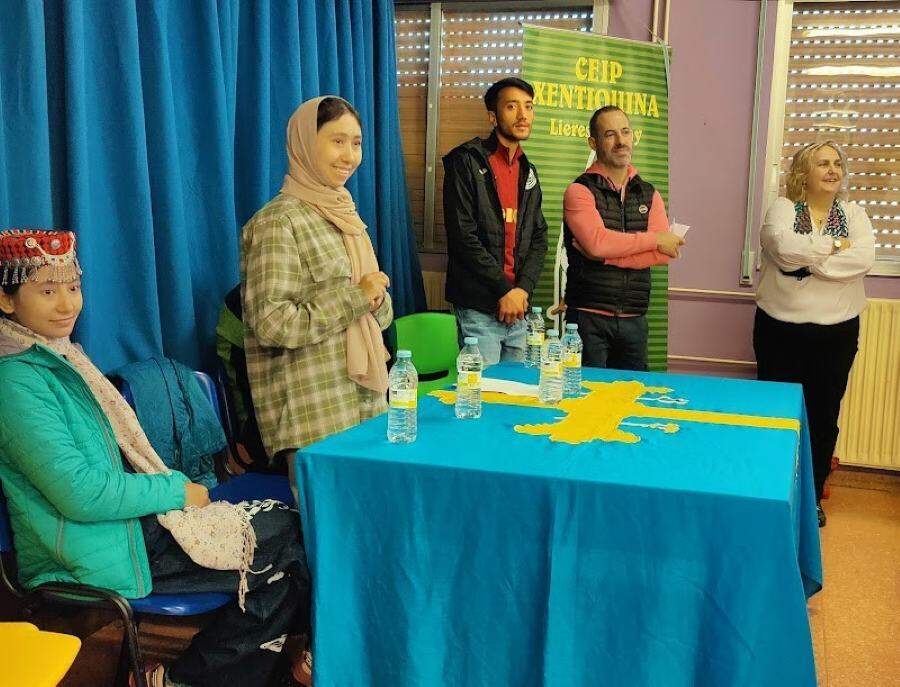 Siddiqa, de pie, respondiendo a las preguntas de los alumnos.