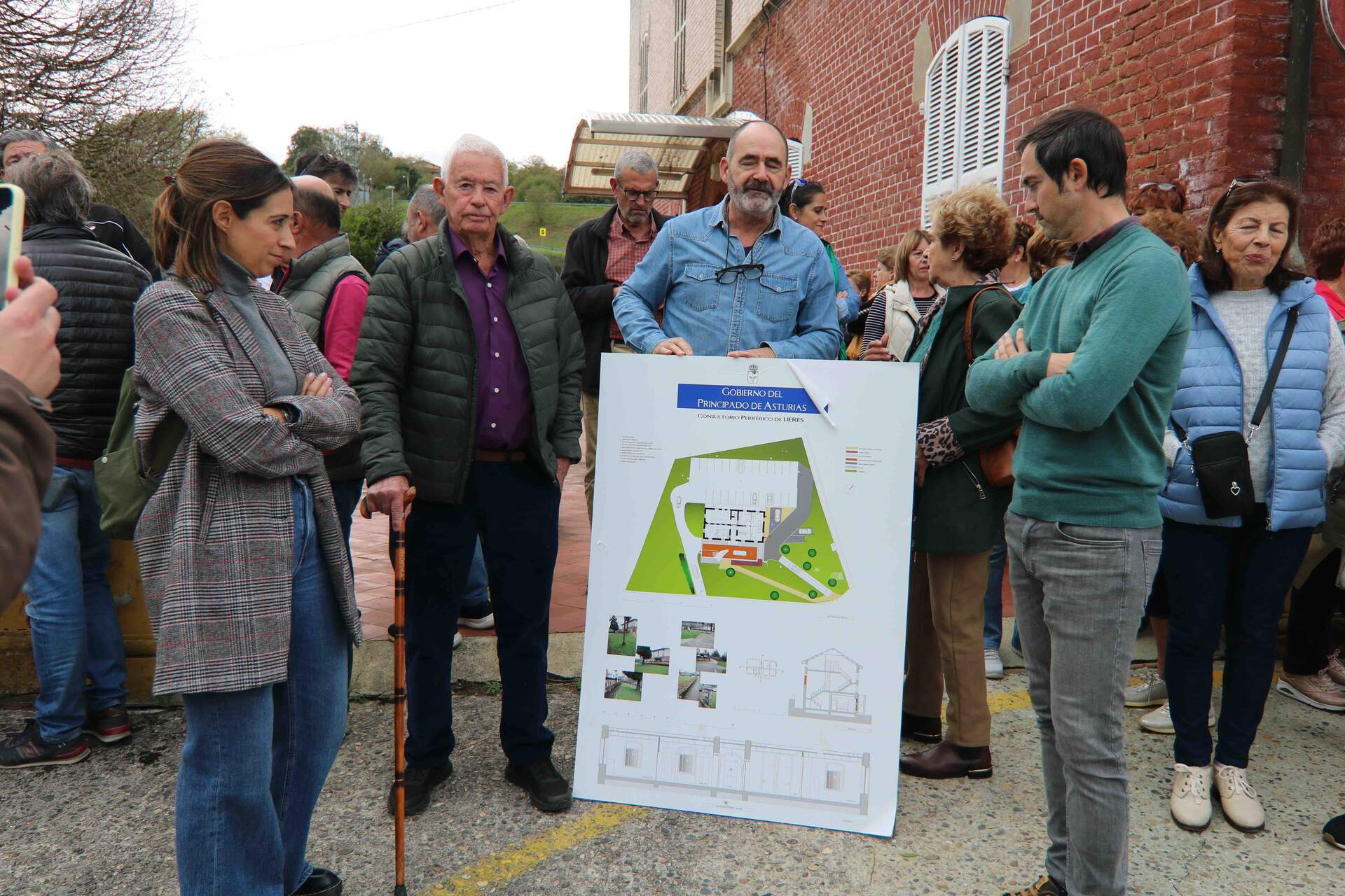 Silvia Tárano y Diego Ruiz de la Peña, en los extremos, observan el cartel de uno de los proyectos de reforma del Centro que nunca ha llegado