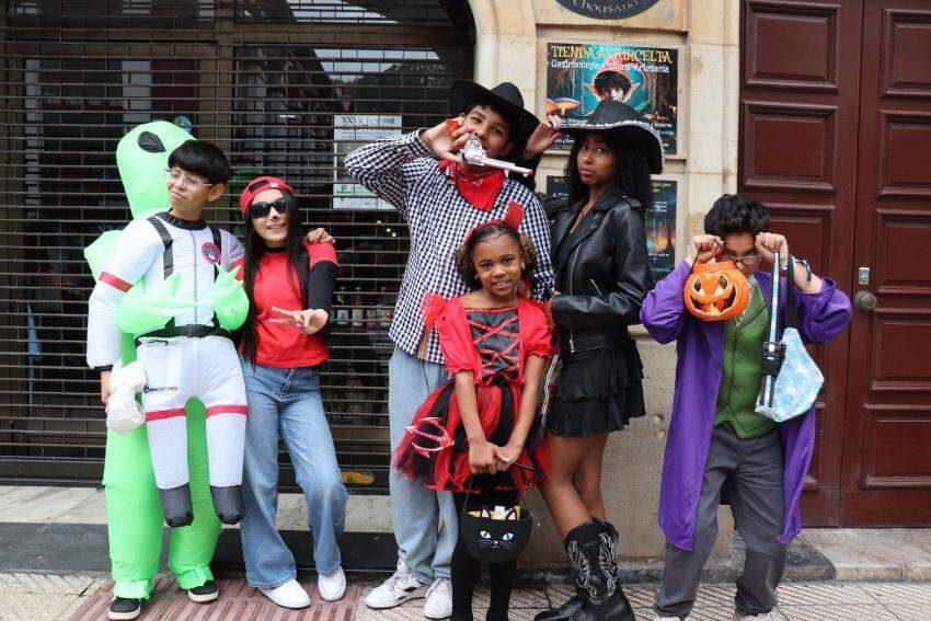 Disfraces variados y cestos para recoger los caramelos en la calle Balbín Busto.