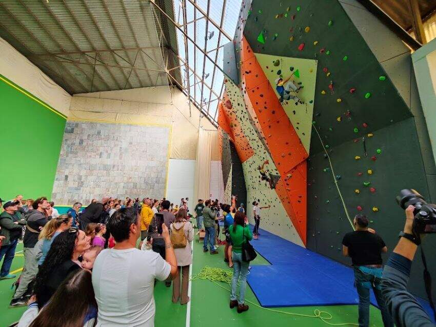 Jóvenes escaladores de la FEMPA probando el rocódromo.