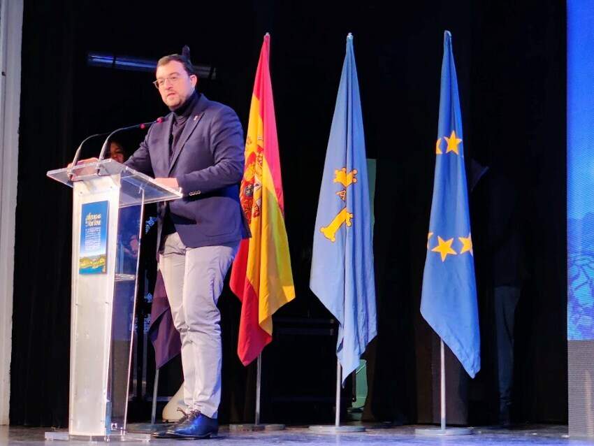 Adrián Barbón, presidente del Principado de Asturias, durante su mensaje de bienvenida institucional.