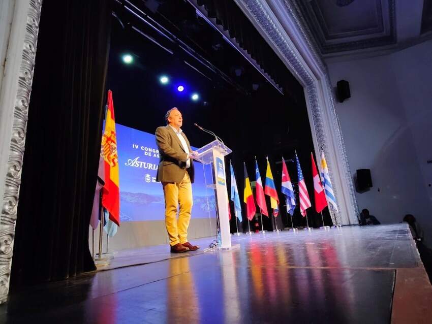 Alejandro Vega Riego, alcalde de Villaviciosa, primero en hablar y dar la bienvenida institucional, al ser el anfitrión del Congreso.