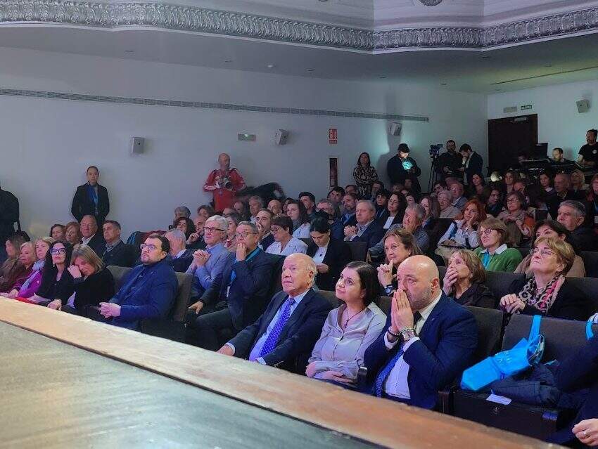 El público compartiendo la emoción de Alejandro Vega Riego al hablar de su abuelo Esteban Riego.