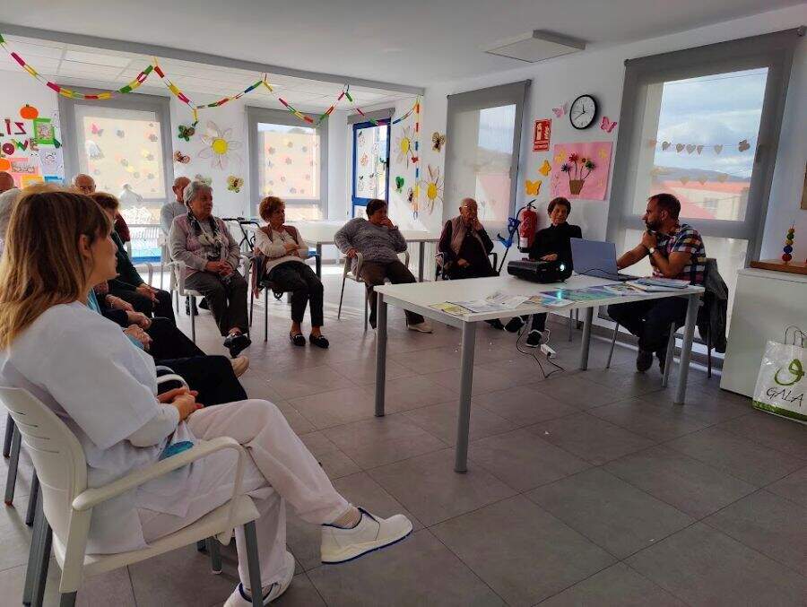 Conversación en el CRAD de Venta Les Ranes aportando ideas para el cuento-ruta.