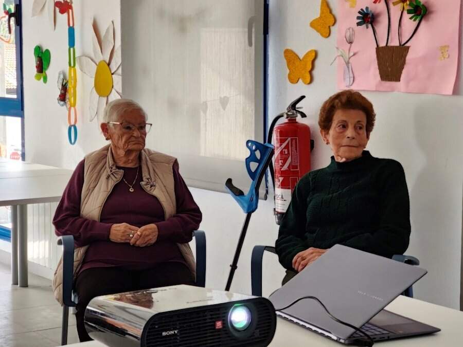 Dos grandes mujeres que aportaron los recuerdos de la maquila y de su padre en Obaya.
