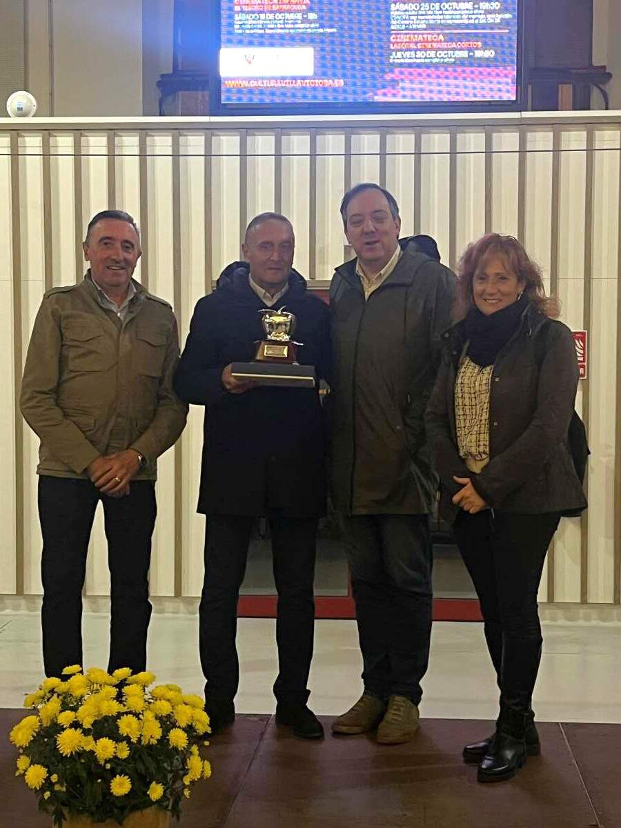 J.A. Fernández, Manolo Villazón con la Manzana de Plata, Alejandro Vega y Lorena Villar