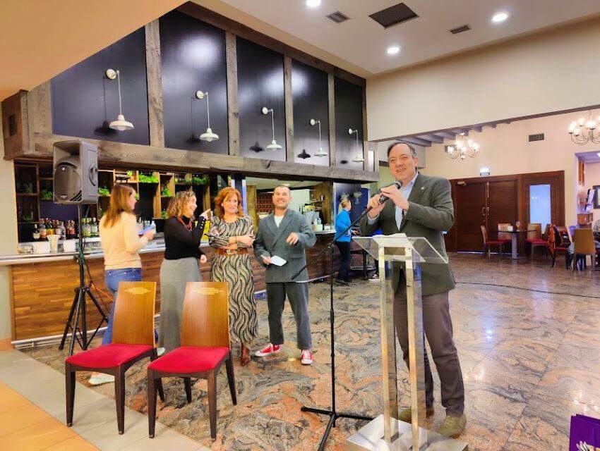 El alcalde, Alejandro Vega, quiso dirigir unas palabras a los asistentes para decirles lo importantes que son para el concejo de Villaviciosa.