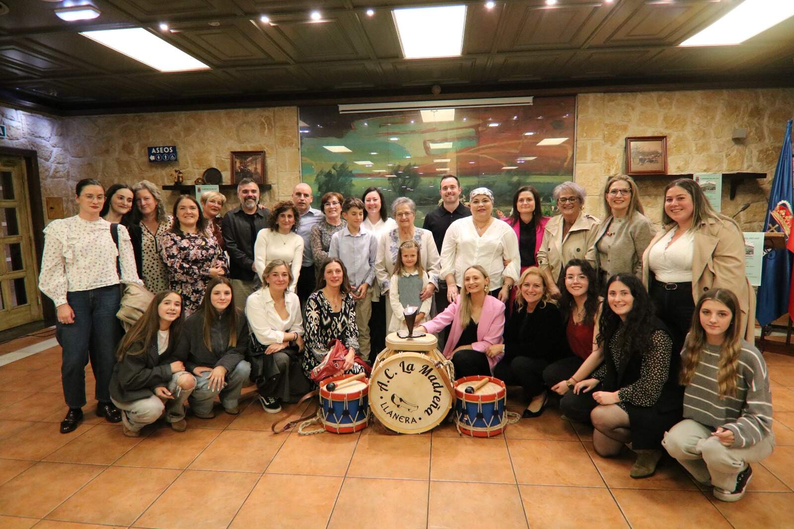 Fifi con su familia de la Asociación Cultural La Madreña
