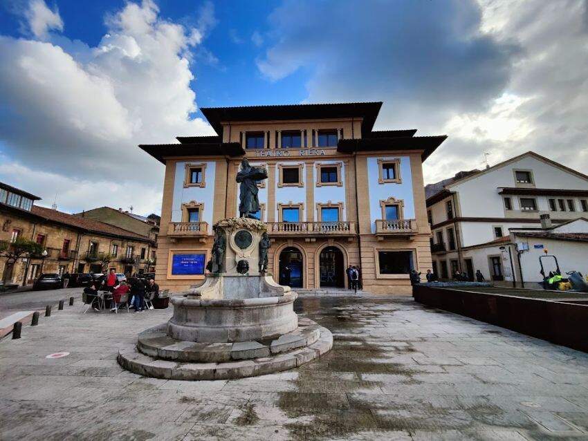 Teatro Riera y Plaza de Obdulio Fernández.