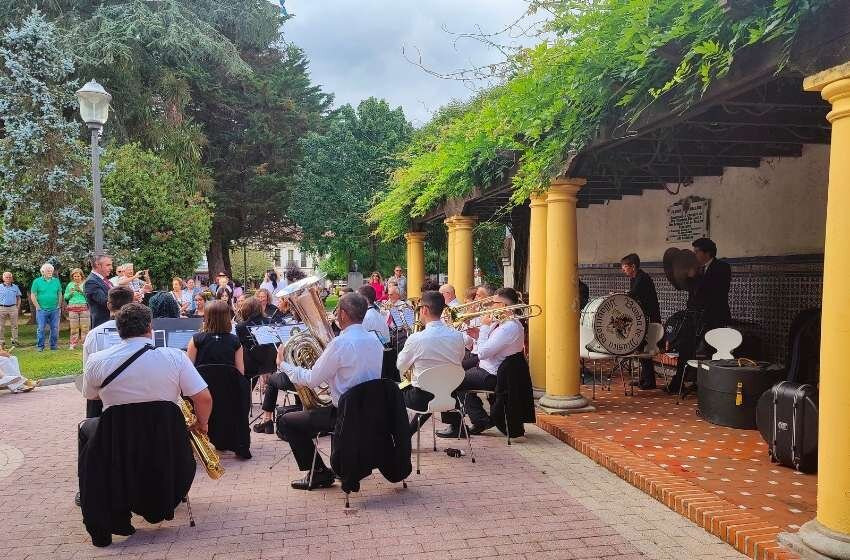 2La Banda Municipal de Música en un concierto este verano en la Pérgola del parque Ballina.