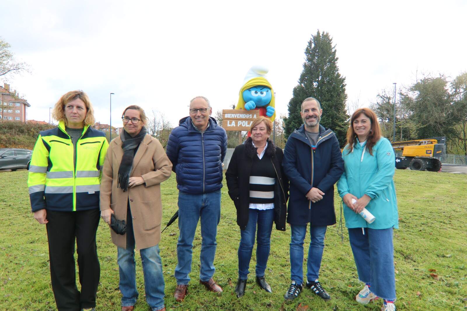 A la izda, Mercedes Sainz, de la empresa adjudicataria; Leire Gabilondo y Juan Carlos Álvarez, técnicos municipales; Ana Nosti, edil de Festejos; Ángel García, alcalde de Siero, y Laura Hernández, directora de Myl Ideas.