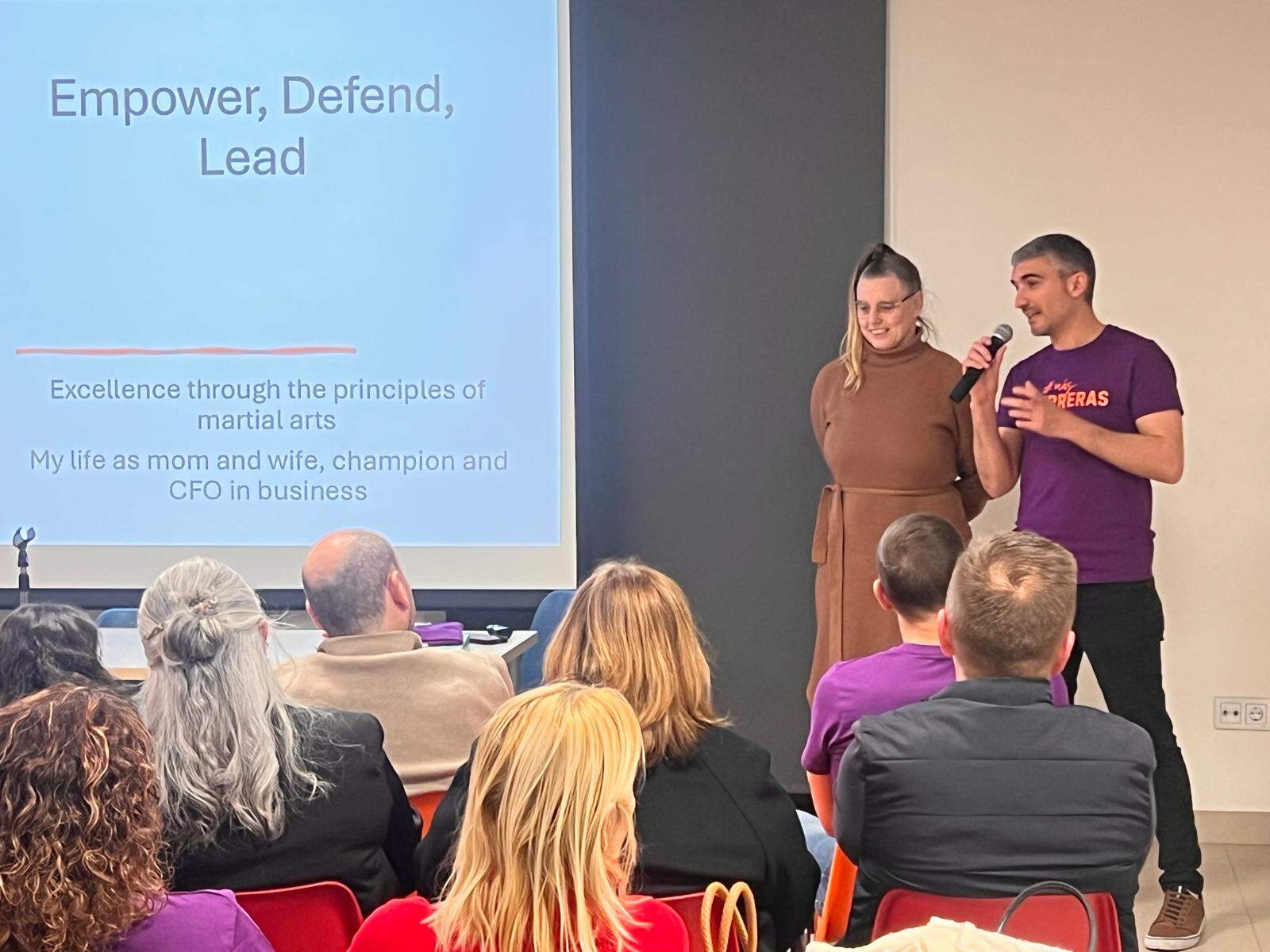 Audrey Kruyning antes de comenzar su charla en Lugo de Llanera