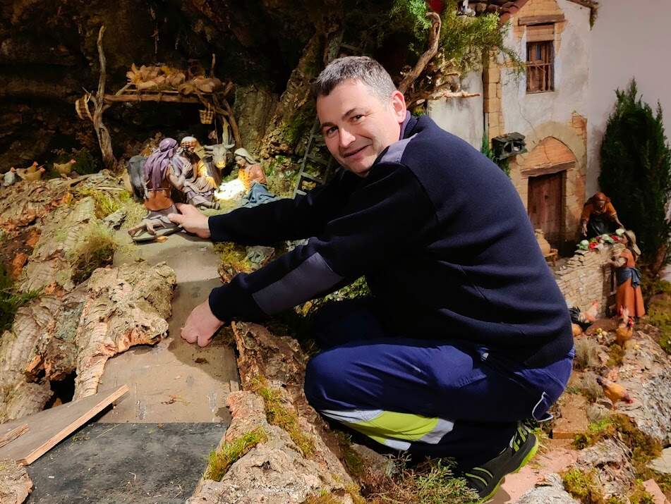 Nicolás Rodríguez junto a su Belén en la sede de la Fundación Cardín.