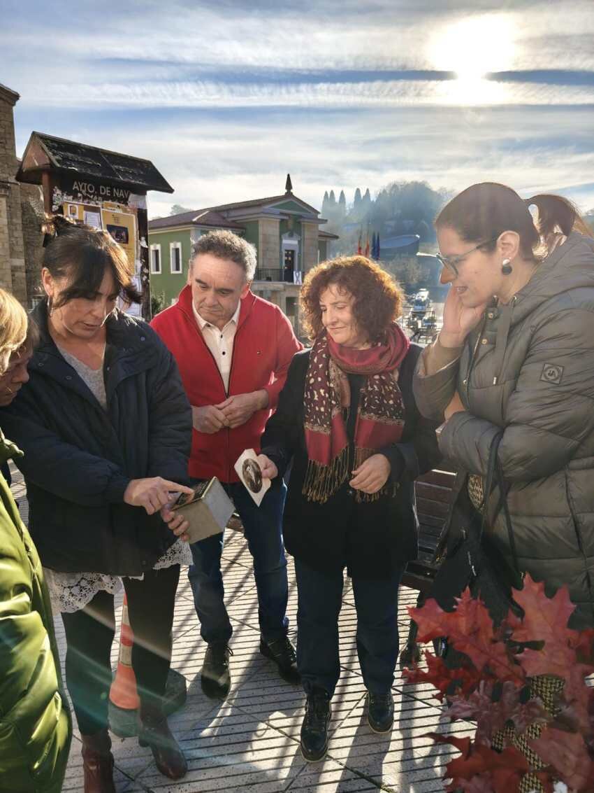 Leyendo el texto que recoge la stolpersteine.