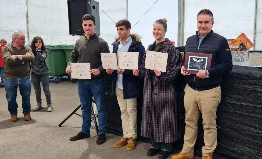 Luis Benito García tras recibir la Castaña de Azabache, junto los investigadores, que recibieron un diploma.
