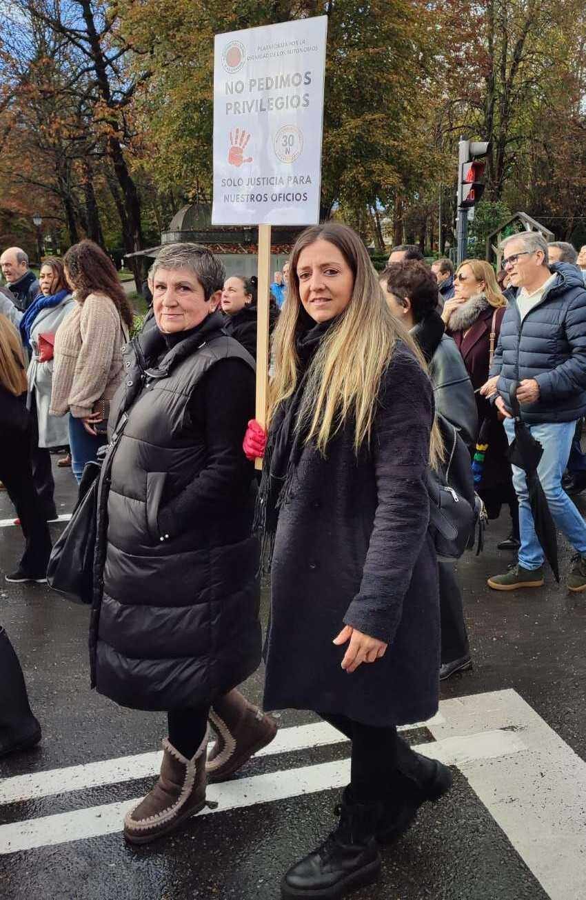 Conchita y Elena, de Estética Lna, manifestándose en Oviedo.