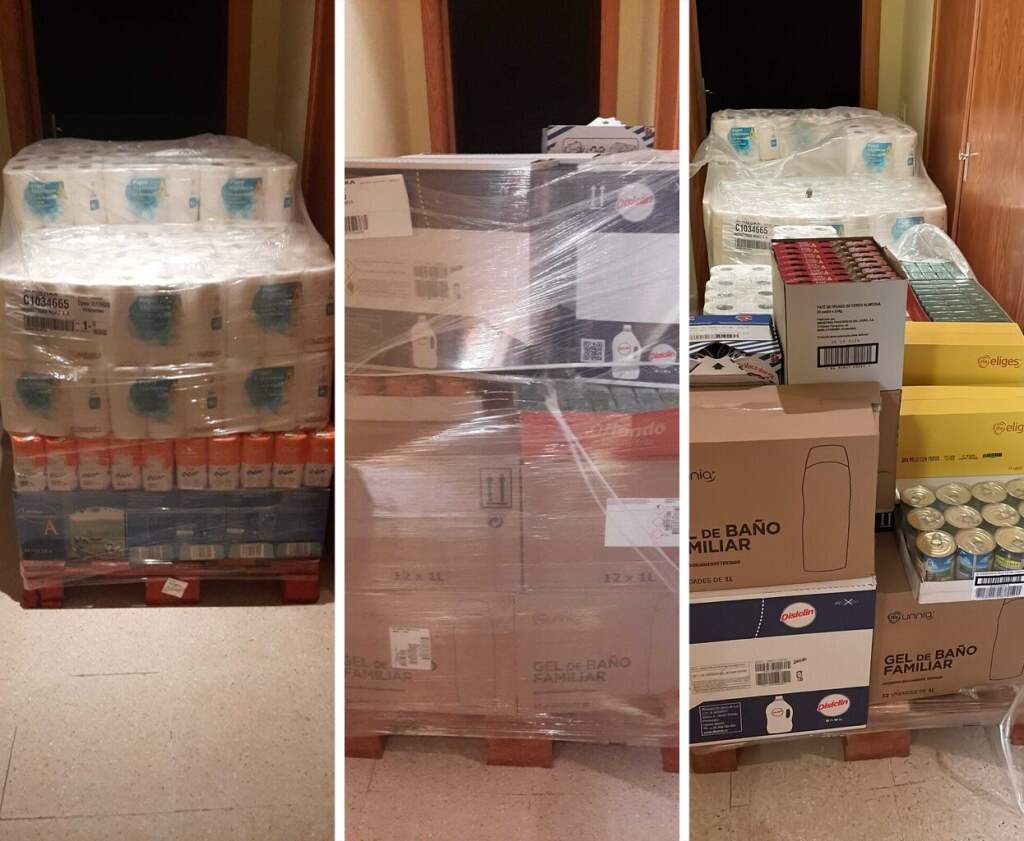 Los tres palés que llegaron de mano de Industrias ROKO a la sede de Cáritas en Posada de Llanera