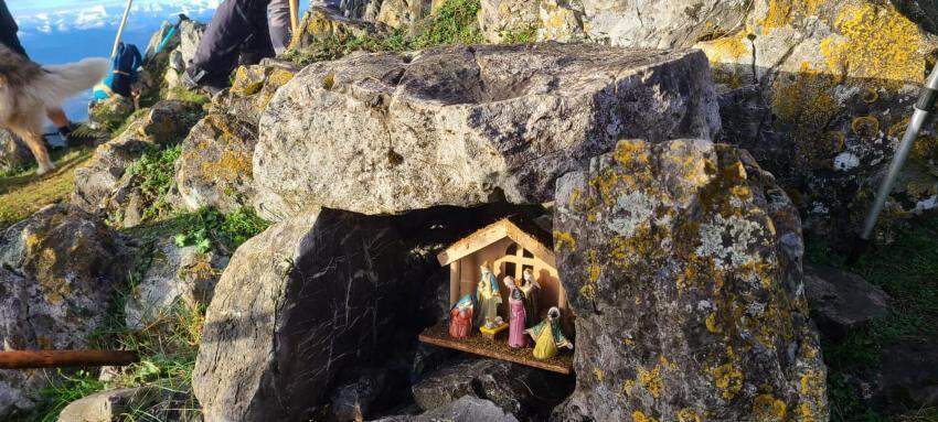 Belén de cumbres en Peñamayor del Grupo de Montaña La Peña, de Nava, 2024.