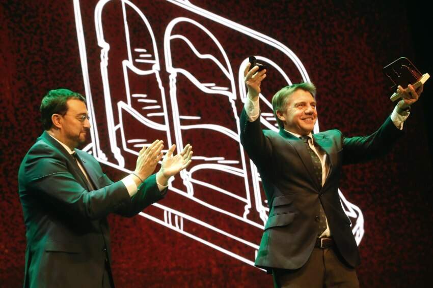 Premio al Ámbito Asociativo para OTEA. En la imagen, Adrián Barbón entrega el premio a José Luis Álvarez Almeida.