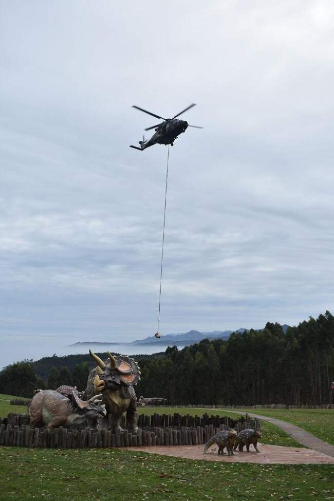 Realizando las tareas de acercamiento y descenso para poder depositar los bloques con restos fósiles.