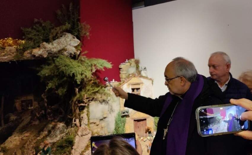 El arzobispo de Oviedo, Jesús Sanz Montes, bendiciendo el Belén de la Oliva ubicado en la Fundación Cardín.