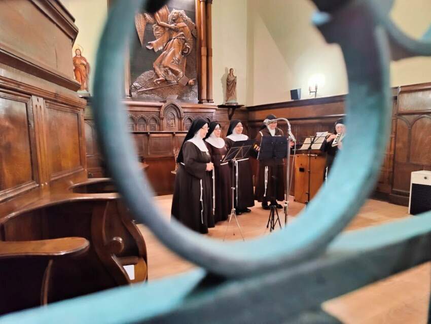 Durante la visita al Belén de las Clarisas estas obsequiaron a los presentes con un poema y un villancico.