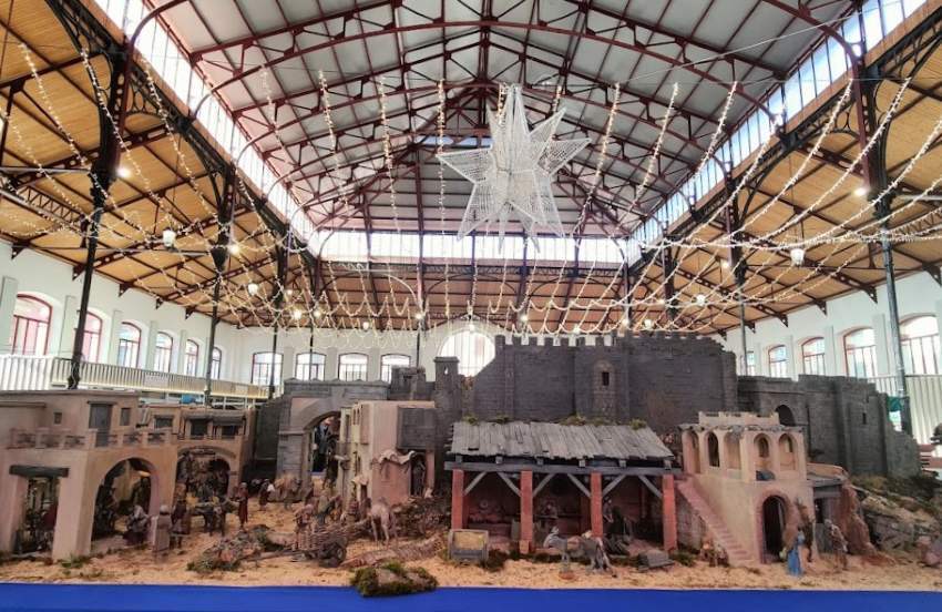 Belén Bíblico Monumental, de la Asociación Belenista de Oviedo, situado en la Plaza de Abastos.