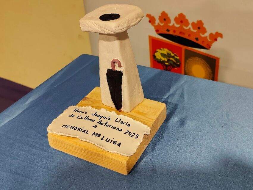 Trofeo del Memorial, con el paraguas y la boina de Joaquín Lloris.