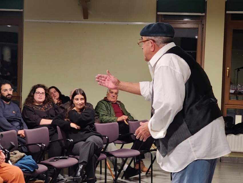 El Maestro, José Manuel Reguero, durante su monólogo un tanto picante. En primera línea, la nieta de Joaquín Lloris, hija de William Lloris.