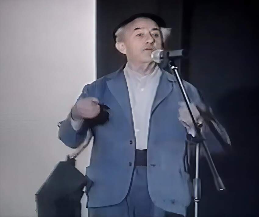 Joaquín Lloris, caraterizado en uno de sus monólogos en asturiano.