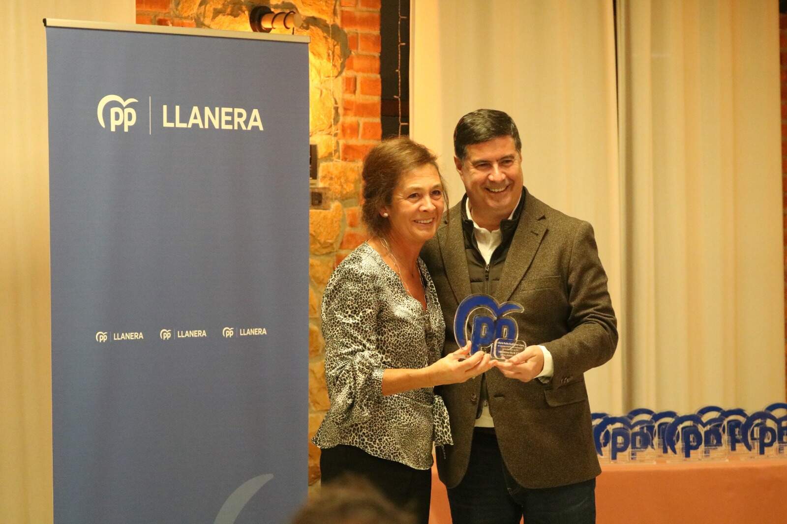 La concejal Belén Rodríguez recibe el recuerdo de su trayectoria de manos de Silverio Argüelles