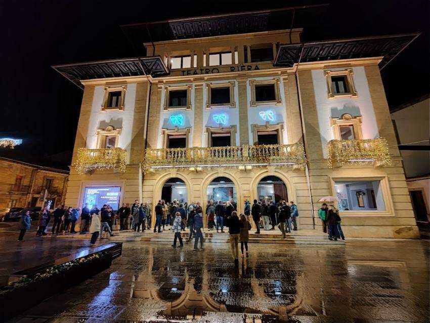 El Teatro Riera se quedó pequeño para acoger a todas las personas que deseaban ver y escuchar a Carlos Soria.