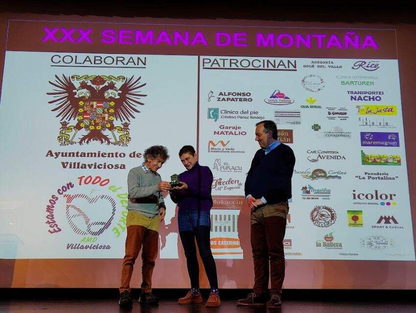 Tensi Carmona, presidenta de la FEMPA, junto al alcalde, Alejandro Vega, le entregan el Hórreo a Carlos Soria.