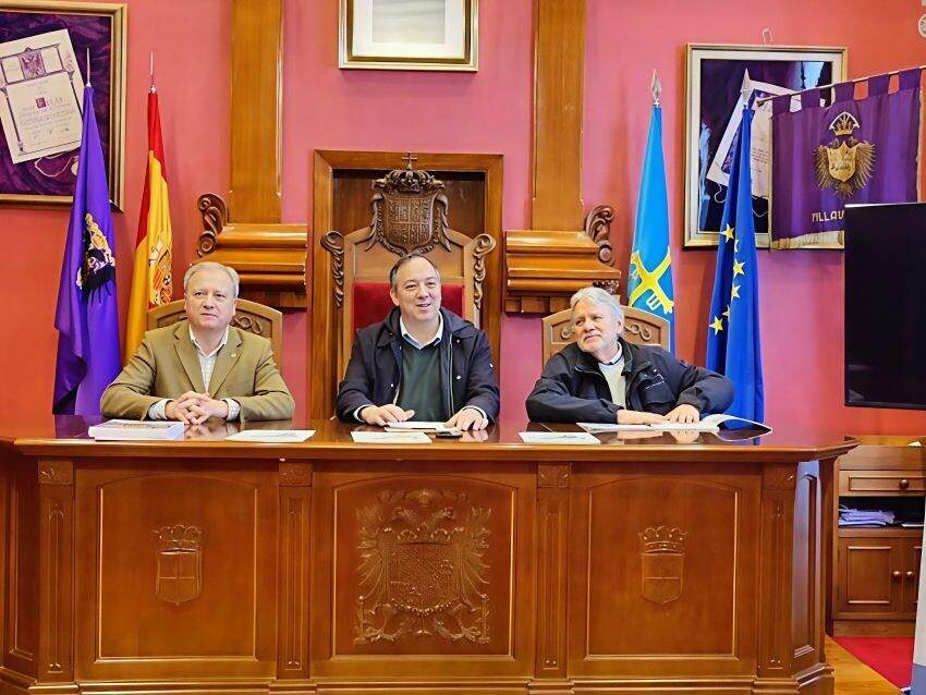 Álvaro Alonso, Marcos Abel Fernández y Alejandro Vega anunciando la próxima entrada de Villaviciosa en la RECS.