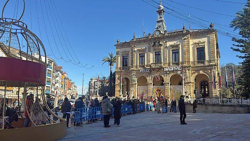 Imagen de la cola de más de una hora en el güevu para ver a Aliatar.