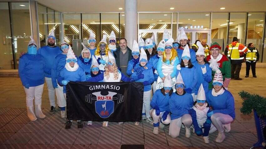 Ángel García posando con el grupo que eligió salir de Pitufos en la Cabalgata de Lugones.
