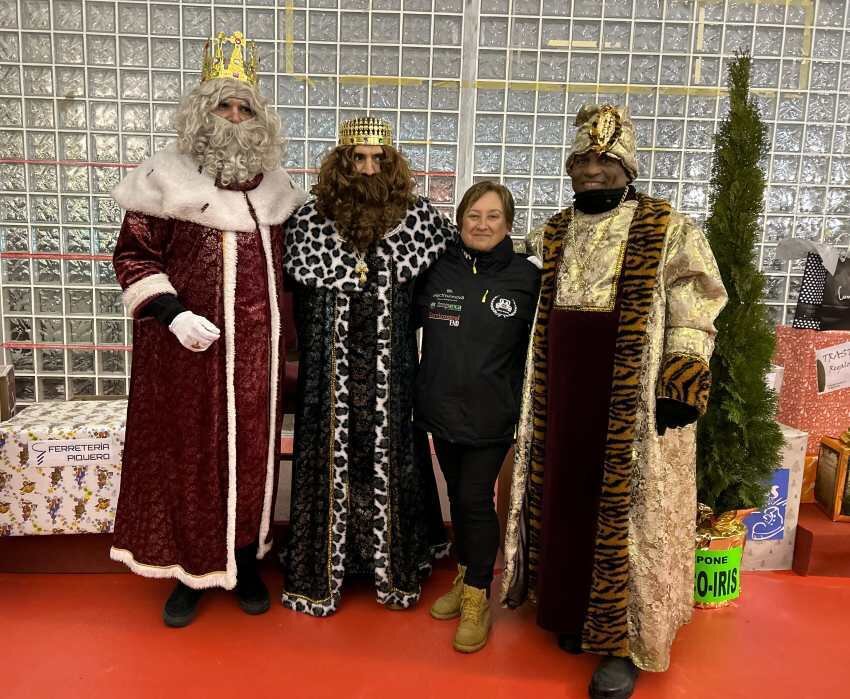La concejala Ana Rosa Nosti, con los Reyes Magos en la Cabalgata de Pola de Siero.